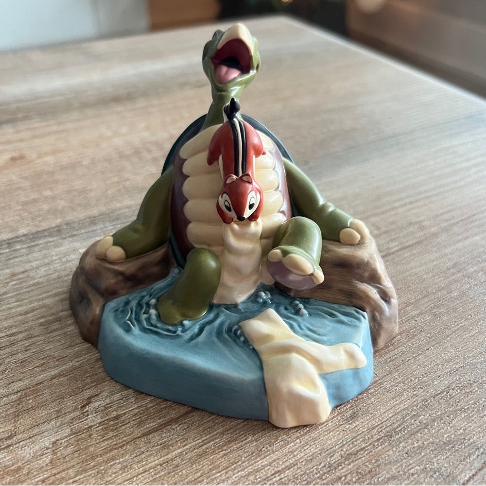 Disney WDCC Snow White Turtle W/ Chipmunk "Ticklish Turtle" Figurine